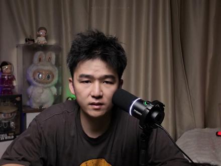 韬定律 — 中国半导体从此刻开始改写世界 2026.05.25 北京,华为半导体总裁何庭波 在台上讲了一个新概念
——
韬定律
这是过去 60 年来 继英特尔创始人摩尔之后
芯片业第二个命名定律
而且 这次提出者 是中国人
摩尔定律统治了西方半导体半个世纪
逻辑很简单 每两年 把晶体管缩小一半
密度翻一倍
但这条路 撞墙了
3 纳米已经摸到物理极限
一座工厂 200 亿美元
全球只有 2 到 3 家盖得起
韬定律 是中国给的另一条答案
不再缩小晶体管
而是让信号在芯片里 走得更快
用 7 纳米的工艺 做出接近 1.4 纳米的本事
100 秒 讲清楚这个新定律意味着什么
为什么发生在今天
跟你口袋里这部手机 有什么关系
#韬定律 #何庭波 #华为半导体 #摩尔定律 #中国芯片 #2026