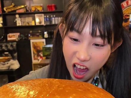 巨无霸汉堡挑战!竟遭路人真实!?老板直言要曝光我?最后居然……#巨无霸汉堡 #挑战 #大口吃肉 #妈呀太香了