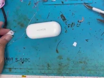 给荣耀无线耳机换电池,看看怎么换!#蓝牙耳机 #华为耳机 #耳机维修 #无线耳机