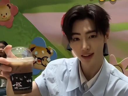 单膝下跪给你递饮料 我不活了#朴成训 #enhypen