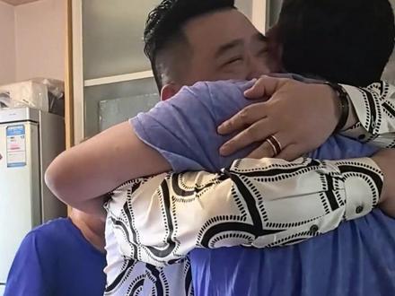 高考成绩出来了,请别第一时间问“你考了多少” 请别打扰那份来之不易的幸福!一个拥抱,胜过万千言语(来源:极光新闻)