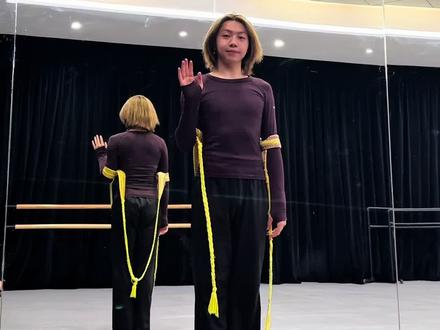 没带披帛,那了两个毯功带组合一下哈哈哈哈哈哈哈,这个dj版的精卫越听越上头,喜欢的宝子们学起来!!
Dj版《精卫》教程来啦!!
编舞:@蟹不rou 老师的原版在这!!#敦煌舞 #精卫dj #精卫敦煌舞蹈挑战 #背面演示 #万物终归向海