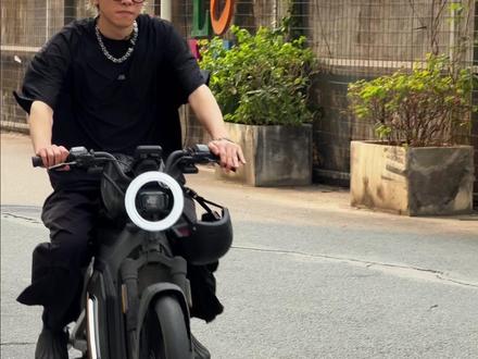 捏死刹车,轮胎抱死打滑,是不是轮胎不行?#电动车#固满德轮胎#电动车轮胎#外卖小哥#电摩