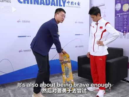中国滑板队15岁的小将陈烨在杭州亚运会滑板男子碗池比赛中获得金牌。刚刚上高一的他,在接受中国日报的采访中说比赛前自己的目标仅是前五,真正拿到金牌后才发现亚运金牌比想象中的要大很多。在参赛前还在写作业的陈烨说,自己还有很大的成长空间,希望未来能有更高的世界排名。#亚运会 #滑板 #陈烨