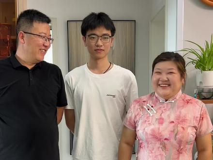 老大考完后压力一直很大,连估分都不敢。这么多人都在关注着他的成绩,无形中又是压力。昨晚查完成绩,絮絮叨叨说了很多,说他对得起去年决定复读的自己,又说他羡慕的一些学校,现在终于有资格去看看了。好了,终于得偿所愿了🙏🙏🙏#高考成绩 #填报志愿