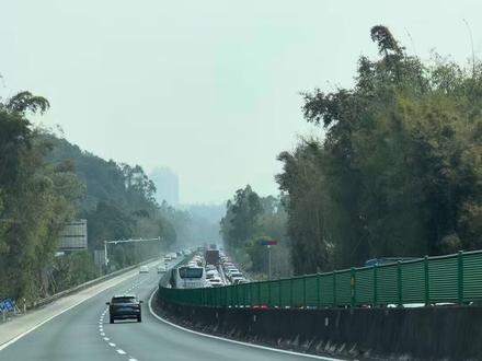 第一次合法“逆行”,返程高峰借道行驶太爽了!! 今天返程时候,发现许广高速清远附近,把对向车道封了。让车流高峰借道返程,效率太高了~从高速开几迈到可以顶着120限速开,心情好舒畅。看着对向堵着的小伙伴,心疼一分钟~~我们正好赶上了,好幸运!!给广东交警的智慧和效率点赞!!让我可以回家吃晚饭~#许广高速清远段实时路况 #许广高速借道行驶#许广高速#返程高峰