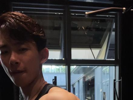 某些“嘉豪”碳水低的时候训练比谁都能划水,然后去吃个烤肉安慰自己说低碳得高脂,高碳的时候拉面炒面包子汉堡是一顿少不了,结果训练也没劲想睡觉,最后体重是一点不见掉#戒指 #健身 #实话
