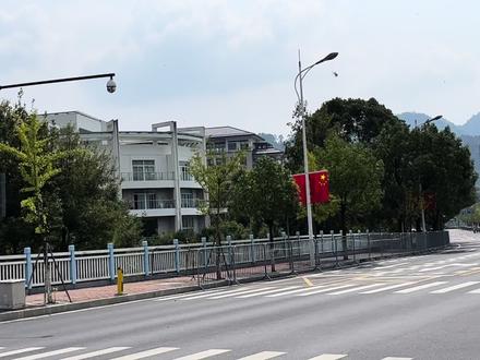 男子公路自行车赛🚴
果然厉害,都骑很快的,超酷的#环千岛湖公路车赛 #自行车比赛 #杭州亚运会 #2023杭州亚运会 #比赛现场