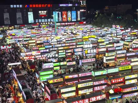 北京往返亚洲最大正定夜市 过路费💰:北京往返过路费200左右
导航🧭:正定小商品城1期,停到大楼4层,楼顶每个电梯都可以下至夜市,停车费2r/h
厕所🚾:小摊旁边的小商品城内
不推荐:寿司(好几个摊位上老板都在近距离抽烟)、提拉米苏(没有冰柜,小朋友容易食物中毒)
推荐:不要看别人推荐什么,自己爱吃什么就吃什么,不要追求网红不一定适合你口味。
⚠️最好避免穿白衣服(人来人往可能会被蹭到油污)
⚠️自带纸巾湿巾(纸巾都不太适合擦嘴)
#北京往返正定夜市 #亚洲最大夜市 #正定夜市 #正定美食