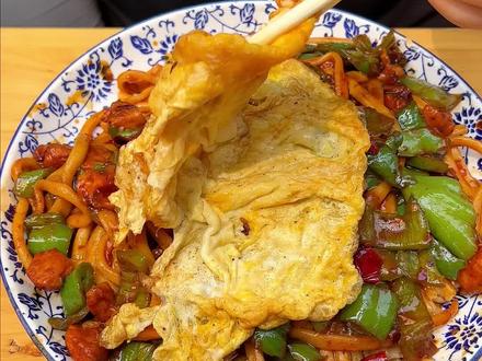 陕西人做的面食花样众多,只有你想不到的,没有他做不出来的!#妈呀太香了 #好吃到停不下来 #抖音美食推荐官 #陕西人有多爱吃面 #小曹的快乐生活 #西安美食 #西安面食