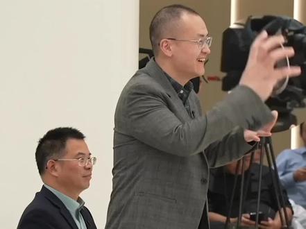 一张“光盘”能存10TB数据?#时政现场说 来总书记考察的“武创院”,感受科技的魅力。