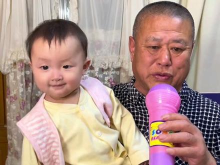 爷爷:请问你们对红烧骷髅兵这道菜有什么看法呢🧐#一定要看到最后 #龙凤胎 #爷爷带娃