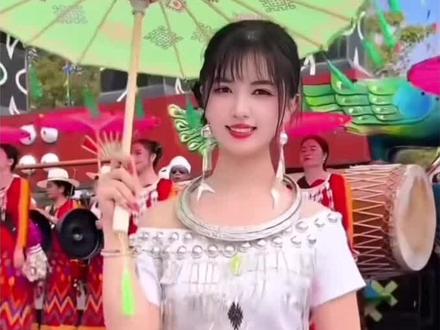 景颇族神曲:目瑙纵歌 目瑙纵歌是景颇族最盛大的传统节日,被誉为“万人之舞”。它既是民族文化的集中展示,也是族群凝聚力的核心载体。
核心信息拆解
• 文化渊源:起源于景颇族创世史诗《目瑙斋瓦》,传说目瑙纵歌是太阳神传授给人类的歌舞,象征着族群对祖先和天地的敬畏。节日一般在每年正月十五左右举行,持续2至3天。
• 仪式流程:活动由德高望重的“斋瓦”主持,首先是“目瑙示栋”(即祭祀柱)的搭建,随后按照传统路线绕行,男子手持长刀,女子手拿彩扇,踩着木鼓的节奏万人共舞。
• 地域差异:不同支系的景颇族在仪式细节上略有不同,如载瓦支系的目瑙纵歌会加入更多的祭祀环节,而景颇支系则更注重舞蹈队形的变化。#民族文化节 #万人聚会现场 #景颇族#目瑙纵歌@抖音小助手