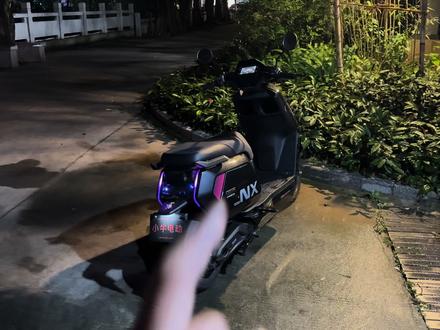 现在的电动车都能领养宠物了? #小牛电动 #小牛NX马拉松