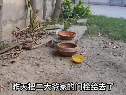 一外国小伙手工制作死神镰刀