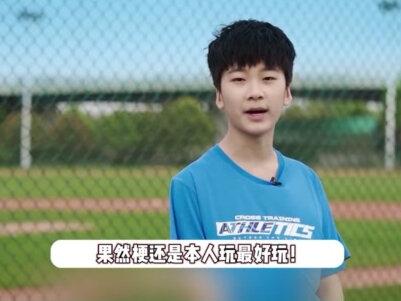 天天本人玩梗跺脚生闷气表情包,网友笑翻一片点评:屁股得漏一半 #天天 #张亮 #明星八卦