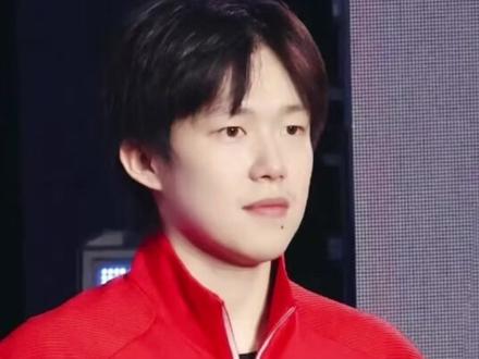 王楚钦:绝境一单,十战封神。伦敦世乒赛国乒男团处境艰难,小组赛开局惨淡。王楚钦单核担纲一号单打,十战全胜,屡次力挽狂澜。他刷新赛事纪录,在孤立无援的困境中创下难得佳绩,正式扛起国乒男团领军重任。#国乒#男团#王楚钦#伦敦世乒赛#封神
