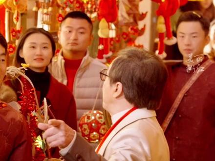 总台春晚义乌分会场现场 #成龙在彩排现场为群众演员讲戏 亲和力满满!#春晚看义乌 #跟着春晚游义乌 #年从义乌来福往世界去 #成龙给小演员捡起暖宝宝又贴上