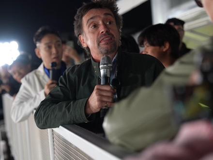 和偶像一起拍大片,总共分几步? 四天三夜,我们陪哈蒙德穿越中国车的真实现场,镜头之外的疲惫、惊喜、冒险,全都记录下来。这支幕后纪录片,献给每一个相信中国汽车文化的人。
#汽车#汽车文化 #小米 #仰望 #尊界