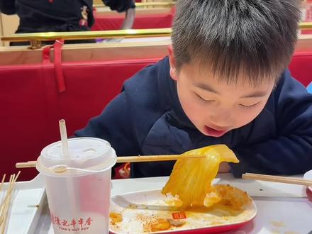 现在的小孩都这么知识渊博了吗?感觉第一期就找错了人,小脑袋瓜子这么聪明都不用场外求助的。#加油餐饮人是最棒的 #创作者中心 #创作灵感 #同城优先推荐 #答题