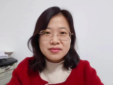 2024届T8联考分数线分析 这两天临汾的高三生正在参加T8联考。这是去年T8联考和2023年高考的分数线,T8理科一本的分数线是369,比2023高考的理科二本分数线还低。369除以总分750,得分率是49.2%,意味着三大主科每科满分150分,但只需考73.8分就能上一本线。这个数据告诉我们山西的家长,如果孩子这次T8考得不好一点关系也没有,最后高考一定比这个分数要高,排名也会更加合理。毕竟试卷太难,中等生跟差生考得差不多,排名也说明不了多大问题。去年是临汾第一次参加T8联考,有个学生英语考了76.5分。根据我对她平时学习的了解,我预测她如果继续跟着我扎实学习,高考应该在120分左右。当时她妈妈还有些怀疑,毕竟临汾一模也只考了78分。大家猜她最后高考考了多少?124分。6月24号凌晨5点28分她给我发了她高考成绩的截图。考完后她估了109分,没想到最后124分。主要是因为她的两个作文只扣了5.5分。7月29日她又给我发了一条微信告诉我说她被一所一本院校录取了。她跟我学习前英语大概100左右在一中一点竞争优势都没有,但是学了一段时间后,参加了10月的金科大联考,考了升入高中以来最好的成绩121.5分。她说阅读没看懂但用我教的方法全都做对了。通过这次考试我就知道这个学生的悟性是比较高的。之后年前的一模和T8都是七十多分。虽然家长很焦虑,学生情绪也很低落,但是对我还是很信任,寒假持续性学习。到2月九师联盟的开学考试又取得了突破性进步,考了134.5分,说很多题都是用我教的方法做的。这个学生是高三开学才开始跟我学习的,错过了暑假,但持续学习到高考前最后提了20分左右。若不是英语提了这么多分,她平时的成绩只够上一所二本院校。如果再早点干预,暑假就跟我学习,这么有悟性的学生高考考130多分也是非常有可能的,那么上的大学很可能就是一所211院校了。现在还有时间的学生一定把精力放在解决问题上,不到最后不放弃!最后跟同学们分享我激励自己的话,处理消极情绪的速度就是迈向成功的速度。#家长必读 #高考 #英语 #成绩提升 #t8联考