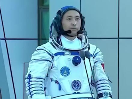 现场视频!神舟二十三号航天员朱杨柱、张志远、黎家盈领命出征。