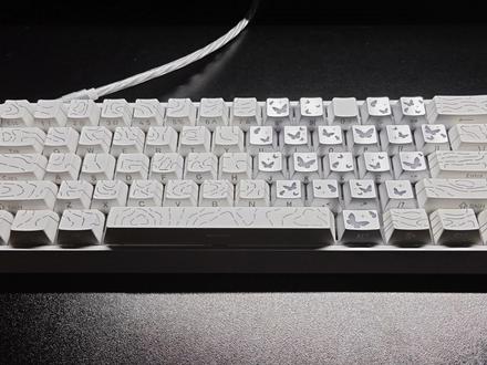 狼蛛win60HE这颜值杀疯了!蝴蝶+大理石纹键帽美到窒息灯光一关氛围感直接拉满 #狼蛛win60HE #白色等高线 #蝴蝶键帽 #游戏外设 #桌搭好物推荐