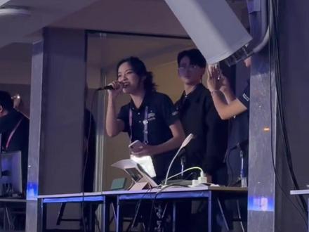 气氛组满分!亚运足球半决赛现场响起《奢香夫人》,00后女生激情喊麦#奢香夫人 #气氛组就位 #比赛现场 #杭州亚运会 #亚运最前线
