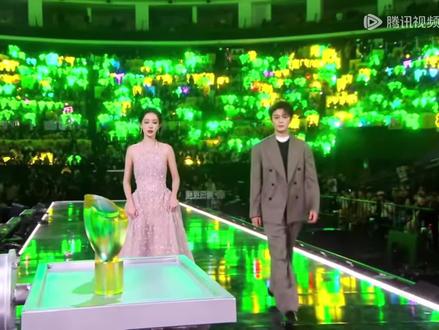 #星光大赏阵容 #丁禹兮#
丁禹兮领奖全程 海棠疯狂爆灯 现场海棠的热情需要丁禹兮🤫 单手微压才能止住