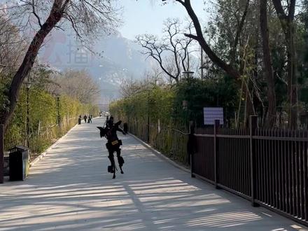 围观!“活捉”送外卖的“钢铁侠” 追上去“逼他”脱下机甲仔细研究,他说:俺自己手搓的 成本3500块⑭#机甲 #高手在民间 #媒体精选计划