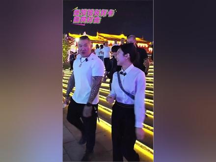 馆长川渝行 5月28日,台湾馆长打卡自贡灯会,气势恢宏、璀璨绝伦的彩灯让他连声赞道“好美啊,夸张夸张”!#台湾网红 #馆长 #陈之汉 #自贡灯会 #两岸一家亲 #凤梨酥