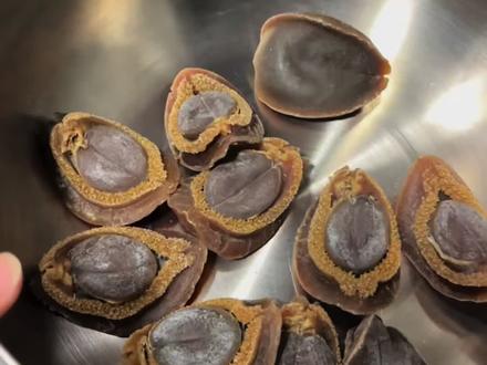 往年在香港买的一千块一只的糖心干鲍还不如这次买的155一只的好吃,可能胜在技术吧,哈哈我真的太厉害了第一次扣干鲍家人说同酒店味道区别不大!🤣其实没有什么技术含量主要靠耐心,我泡了一个多星期又煮了3天,反反复复煮了十几个钟,出来的味道真系正啊!😅#快夸我#糖心干鲍#技术杠杠的😅