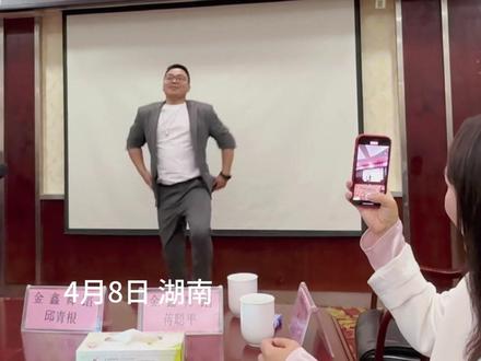 开会时投影仪故障,校长跳着王心凌来救场。网友:看不出一点不情愿。(采访:@黄小胖 )#王心凌男孩 #这操作都看傻了 #老师也疯狂