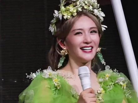 谢娜演唱会第二场,爸妈现身拱手致谢观众,张杰担任嘉宾甜蜜合唱 #谢娜 #张杰 #谢娜演唱会 #谢娜成都演唱会 #娱乐评论大赏 谢娜真的请来了者来女,完成了当初的承诺