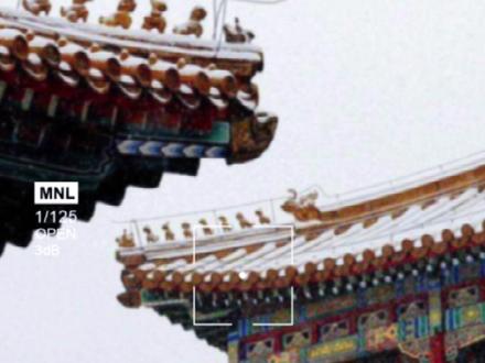 穿书十年,我用了七年攻略男二反派大魔头无果。
他的心中只有纯白如月光的女主。
「云荣受伤了,你去采些萱草花露来替她擦拭下身体。」
刚刚他抱着受伤的女主火急火燎冲回来的时候,可是一心只顾得上她的伤势,这会到后知后觉想起来害羞,让我去照顾女主。
我嗑着灵果,看我水镜中化出的一对小人表演话本剧情。翻了个白眼:「不去。」
透过水镜的反射楚沂眉头微皱,似是十分不解我这些天的态度。
转过身自己去采花露了。
女主用的东西,他舍不得让魔宫中的魔奴去做,怕那些魔物的秽气冲撞了他的云荣。
至于他找我,也不过是因为我和女主曾经同出一门,是修真名门苍蓝派中的同门。
可惜女主大道将成,而我,不过是个自甘堕落与魔为伍的废物。
我从天而降,背弃正道,选择在楚沂最落魄的时候陪伴他、照顾他。
那时候的他站在顶峰,俯首看向跪倒在他足下数万的强者,突然转过身,将我从人群中拉了出来:
「明铃,你跟我站一块。」
那时候的我们,只差一点就要相守了。
而现在,
「明铃,你觉不觉得你最近特别奇怪?」
「哦,是吗。」
「明铃,你在同我生气。」
我想确实该好好跟他说一说了。
「你还有两次机会,楚沂。」
「什么?」
他一时没能想起来。
「前日,你说带我去南屏看云海。可是正逢云荣升阶渡雷劫,我在南屏等了你两天,你都没有来。」
楚沂这才反应过来,少年的眼神中浮现出一丝懊恼:「当时情况危急,我忘记同你说了。」
「不必。以后你的事也不必告知我,我已决定回归人世,水镜还你,如果你仍记得旧情,麻烦给我在凡间找一处洞府,荒废十年,我总要回归正途。」
「正途?跟着我这个魔头混了十年,终究你受正道感化,不屑与魔为伍了?」
「我只是单纯地不再对你有期待,楚沂,你还有两次机会,下一次,我会收回我的信任,我们分道扬镳。」
当时的我刚刷完这部小说,对文中为女主一腔无悔付出的狼狗反派男二落尽了眼泪,
以至于当我一穿进书里看见他时,直接一把鼻涕一把泪地冲了上去。
彼时的楚沂刚被暴露出魔族身份,一夜之间从正道顶峰门派中的天之骄子变成人人喊打的过街老鼠。
楚沂一身黑袍,眉间冷冽一道竖红,眼中有幽冷的蓝色光芒溢出,一对竖曈锁定住我,没有半分的温度。
就在我以为楚沂要连我也一起沙了的时候,
他却突然绽开一个笑容:
「明铃,这天下无人能再让你受伤了。」
书:与魔为伍的废物