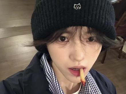 我觉得刘海长度很重要!!!
大家可以根据自己喜欢的长度,选择不同的戴法,我的适用于视频里的刘海长度。
#短发女生 #冬帽#冷帽戴法#韩系#氛围感