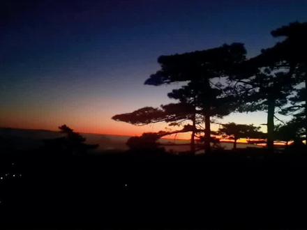 黄山看日出 #原创摄影
#自驾游
#冰言山语
#旅行日志
#剪映视频制作
🌈昨晚,好友在黄山落日的视频下留评:“夕阳西下之美如同人生,夕阳是积攒了一天的光芒,人生是沉淀了近一辈子的经历。”——此言不虚。我们驻足凝望晚霞,不仅为那一抹惊艳,更是因那如岁月般温柔又苍茫的回响。
夜宿山顶,凌晨四点再无睡意。洗漱推门,山风清冽,天仍墨蓝。寻一处观景台静立,起初只见星子低垂,如碎钻洒落天际。渐渐地,东边山脊浮起一线微光,似有谁以霞为墨,轻轻勾勒天地初开的边界。
人渐渐多了。寒意未散,却无人退却。我们面向东方,如虔诚的朝圣者,等待一场光与云的仪式。
终于,那云海深处,有红晕悄然漾开——起初只是羞怯的一抹,继而如墨入清池,层层浸染、漫溢,整片云海仿佛被点燃,翻涌成绯色的潮汐。就在那瑰丽的最深处,太阳,一寸一寸,从云的襁褓中升起。它跃出的一瞬,天地无声,光华如颂。
昨日才送别沉静如哲思的夕阳,今朝又迎来这般磅礴如生命的日出。我忽然懂得,夕阳是回望,是沉淀;日出是启程,是新生。而我们何其有幸,在这云海之巅,参与这场天地间最盛大的交接。
黄山的美,从无死角。无论徒步攀登、乘缆穿云,或只是凭窗远眺,她都慷慨赠你一幅流动的画卷。“黄山归来不看岳”——原来最美的,不是山,是山为我们点亮的,那些恍若人生的光。👣