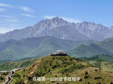 耳子屲梁 今天给大家分享一条超绝的徒步路线——耳子屲梁穿越柳梅滩,带你领略大自然的魅力!
📍导航至“耳子屲梁观景台”,这里是徒步的起点。从兰州出发,车程大概2.5小时,建议早点出发,避开人流高峰。
🎽装备准备:舒适的徒步鞋是必备,防水透气最佳;速干衣裤,让你在运动中保持干爽;背包里装上水(至少1L)、小零食补充能量;防晒帽、墨镜、防晒霜,别让紫外线毁了你的好心情;再带上一个充电宝,随时记录沿途美景。
🚶♂️徒步路线:全程大约10 - 12公里,新手友好,爬升难度不大。从耳子屲梁观景台出发,先欣赏壮观的黄土高原地貌,层层梯田像大地的指纹。接着进入高山草甸,5 - 9月是草甸最美的时候,金露梅、紫菀花漫山遍野,仿佛置身于童话世界。途中还会穿越落叶松林,运气好能看到珍稀植物桃儿七。沿着溪流前行,听着潺潺水声,感受大自然的宁静。最后到达柳梅滩,这里有碧绿的草甸和清澈的湖水,像一块翡翠镶嵌在山间。
🍱用餐:可以自带路餐,在风景优美的地方来一场野餐;也可以在柳梅滩附近的农家乐品尝当地美食,农家土鸡、野菜炒鸡蛋,味道超赞!
📸拍照打卡点:耳子屲梁观景台,能俯瞰整个山梁和远处的太子山;草甸花海中,随便一站就是大片;落叶松林里,阳光透过树叶洒下,氛围感拉满;柳梅滩的湖边,以湖水和青山为背景,美到失语。
⏰时间安排:早上7 - 8点出发,10 - 10点半左右到达耳子屲梁观景台,开启徒步之旅;中午12 - 1点午餐休息;下午17点左右到达柳梅滩,休息片刻后返程。
💡注意事项:爱护环境,垃圾请带走;徒步过程中注意安全,不要离开既定路线;如果遇到恶劣天气,及时寻找安全的地方躲避。
#耳子屲梁 #阿勒泰 #徒步 #户外爬山 #旅行推荐官