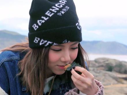 谢霆锋请邓紫棋生吃海胆,海胆的个头也太大了吧。#邓紫棋