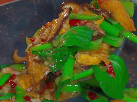 以后鸡蛋买回来不要在直接就吃,你就像我这样做个香菇油菜炒鸡蛋,做法简单又营养。#@DOU+小助手 #抖音美食创作人发布