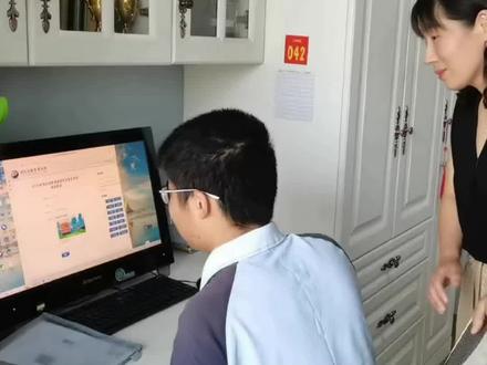 来自学霸的冷静淡定!襄阳五中叶涛鸣査分 高考物理类708分 和妈妈淡定一笑:“没想到考这么高”