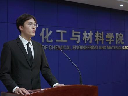 #大学生年度人物
天津市高校“大学生年度人物”⑧丨闫闻哲:从零到一,自我超越,展现新时代学子风采!
近日,由天津市委教育工委、天津市教委主办的2020-2021学年天津市高校“大学生年度人物”终评经过激烈角逐落下帷幕。来自全市各高校的50名候选人在终评会上进行了精彩展示,最终10名同学获评“大学生年度人物”荣誉称号。参评同学们均展现出了天津高校学子们崇德乐育、博学向上,开拓进取、锐意图强的良好精神风貌。小易彩即将带来专题栏目“天津市高校‘大学生年度人物’”,为大家展现本年度获评年度人物的优秀学子风采!期待你的关注!
本期视频,小易彩为大家介绍的是闫闻哲同学:
作为新时代青年,他始终保持勤奋好学,创新进取的优良品质,践行五四精神,展现新时代学子的风采。他希望,微光会吸引微光,微光会照亮微光,然后一起发光,这种光,会把压榨的阴霾照亮;他希望他就是一点点微光,去吸引别的微光,去照亮别的微光,然后一起,把这阴霾照亮。
他们用自己的汗水浇筑着成功的果实,“大学生年度人物”是对他们最好的肯定。读了他们的故事,希望每位同学都能找到方向,崭露锋芒,你也可以是他们!