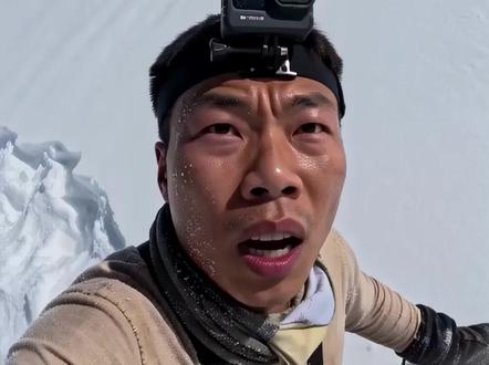 《珠峰雪崩来了》 在珠峰雪崩前找个安全点位躲避#荒野求生 #求生技巧 #雪山求生