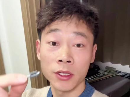 行李箱拉杆上下滑动卡不住 不用整个换 只需换里面金属锁舌 行李箱拉杆金属锁舌容易断裂 大部分拉杆故障都是它的问题 看完视频你也会修#行李箱 #行李箱拉杆 #生活小常识#自己动手 #小郑当家