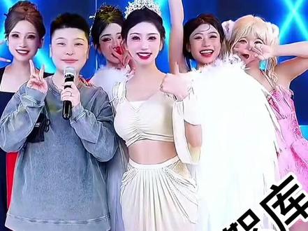 彦祖,你食言了,这个视频里你说了2年,3年,5年……我不知道当时剪辑这段视频为什么用《当》这个曲~后面直播间里经常会出现这个曲“让我们红尘做伴,活得潇潇洒洒……”那个时候我以为香香不喜欢我,因为6小只唯独没有香香的回关,后面我就默默地取关了,结果是个大乌龙,后面根本没想到香香会那么低地温暖~她戴上这个皇冠的时候,真的为她开心,开心到落泪~许多细节早已经记不清楚,但是真的非常庆幸,当初记录了一部分~彦祖经常带着生病的身体,激情饱满的直播,就为了让我们开心,她把fire001当成了自己的孩子一样,拉扯到半道~如果不是真的很难受,怎么会舍得放下,每一个做了妈的人都会懂~孩子丢了,当妈的最心痛~#fire001直播花絮库 #回忆 #人生路上要学会边走边忘记 #故事的开头总是极具温柔 #我想对你说