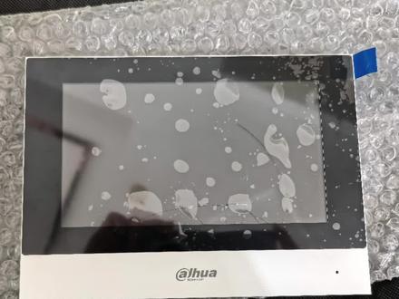 大华可视门铃屏幕不小心摔碎,触摸屏还完全没反应,无法正常使用。别担心,换个屏就能搞定,来看换屏前后的惊艳对比~
屏幕裂成蜘蛛网,触控完全失灵,想开锁、看访客都不行。拆开后小心翼翼取下碎屏,换上全新的屏幕,校准好触摸灵敏度,确保每个角落都能精准响应。
换屏后绝了!对比太明显——新屏幕光滑完整,画面清晰,触摸操作丝滑得很,所有功能全部响应。又可以接着用啦!
#大华可视门铃 #屏幕更换 #碎屏修复 #触摸失灵 #可视门铃维修
