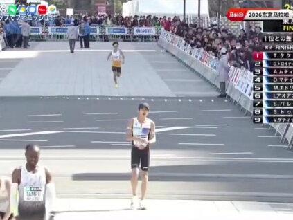 #2026东京马拉松 中国选手#丰配友 刷新#何杰 2024年的全国记录02:05:58。战胜日本名将大迫杰和铃木健吾 闪耀#东京马拉松 #比赛现场