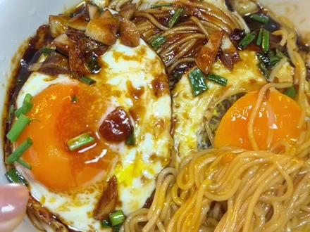 复刻@变成护肝片 的糖醋荷包蛋,拌面!厨房小白手拿把掐,今天复刻一百分!#糖醋荷包蛋拌面 #鸡蛋的神仙吃法 #创作者中心高清视频上热门 #想吃的来品尝 #吃出仪式感