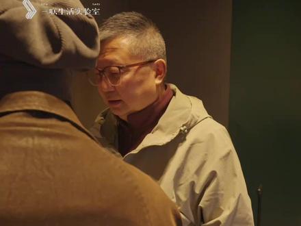 对刘良而言,法医是个很积德的职业。 经常需要往返各地工作的他,曾几次遭遇车祸后险象环生。当看着携带的人体标本总是完好无损时,他知道,他还有尚未完成的使命。如今65岁的他,仍坚守在一线,那些直面生死的瞬间,也让他更懂了生命的重量。【点击账号置顶,观看完整版视频】#刘良退休后仍一周解剖八具尸体 #法医刘良的私信成年轻人树洞#法医刘良 #法医