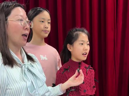 听,这是藏在课文里的春天,把语文课文读成一首诗。
一眼清泉,藏着整个童年。
和孩子们一起,朗读课文里的《珍珠泉》,
听泉水叮咚,看泡泡闪亮,
把春天和美好,都留在声音里。#少儿口才 #主持人 #播音主持 #小主持 #口才训练